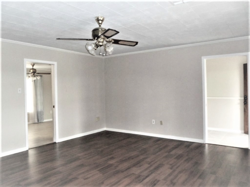 1009 Poplar St - Photo 4 of 13