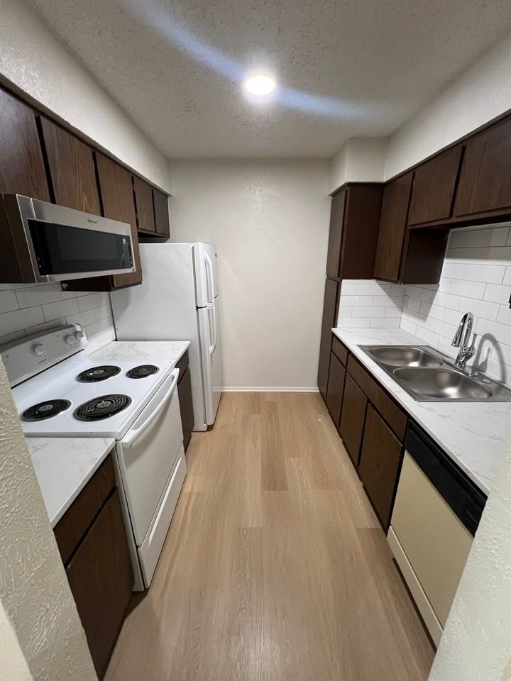 2800 Victory Dr #308 - Photo 4 of 9