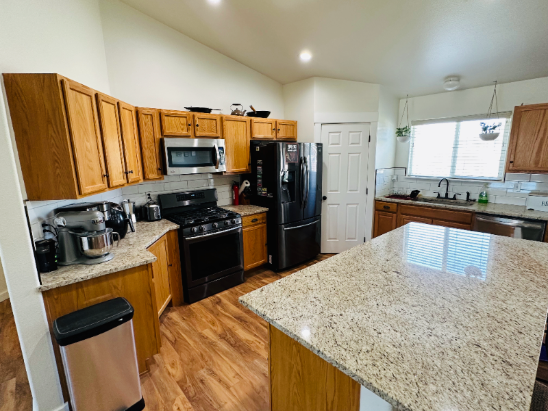 1560 Peregrine Dr - Photo 6 of 27