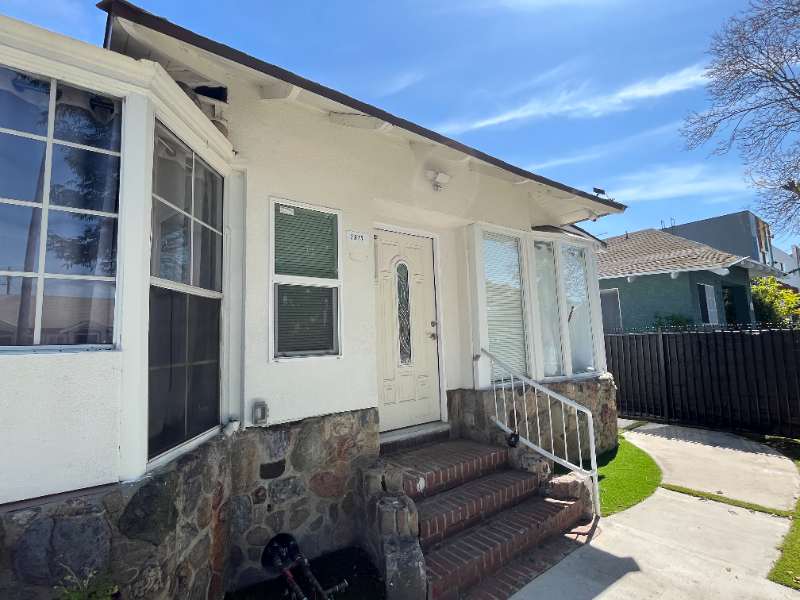 2910 S Budlong Ave - Photo 3 of 11