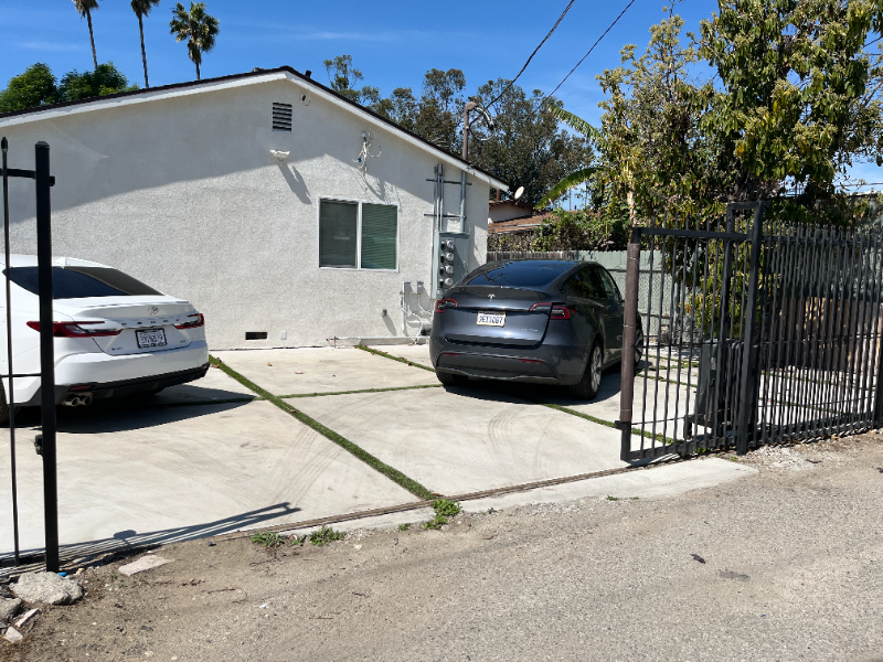 2910 S Budlong Ave - Photo 4 of 11