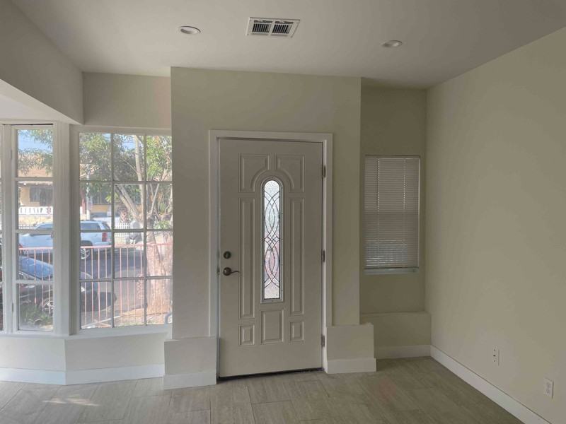 2910 S Budlong Ave - Photo 5 of 11