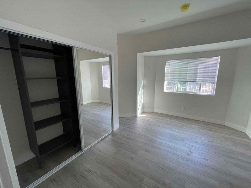 2910 S Budlong Ave - Photo 7 of 11