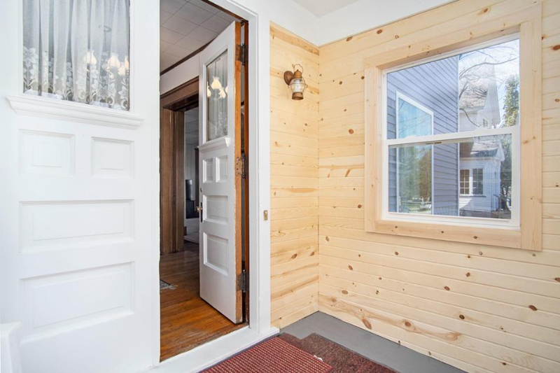 307 Lincoln St - Photo 2 of 12