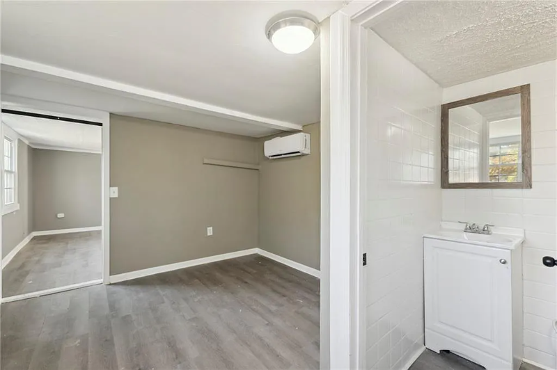 2541 Jewel St #B - Photo 2 of 6