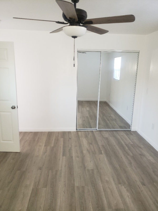 1540 1/2 W 58th St - Photo 2 of 5