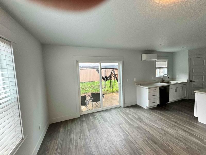 302 Oak St - Photo 4 of 20