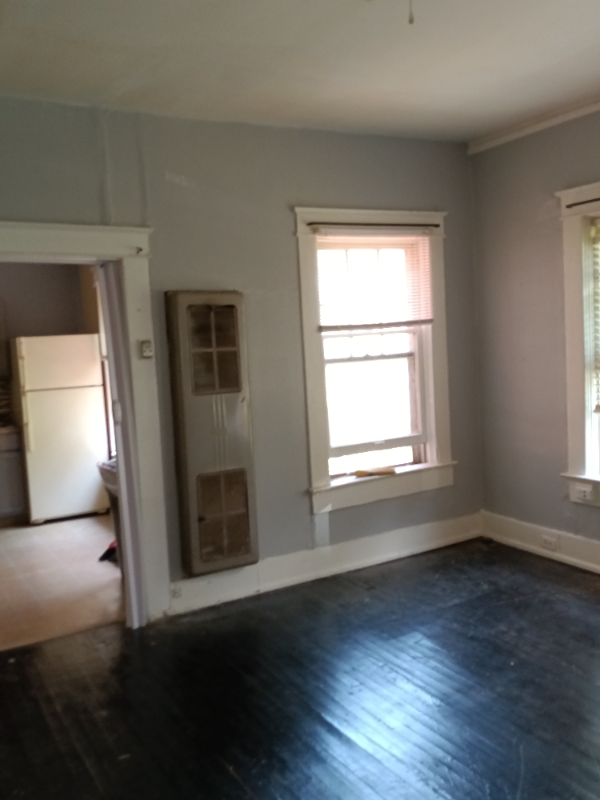 2410 Arlington Cres - Photo 5 of 11