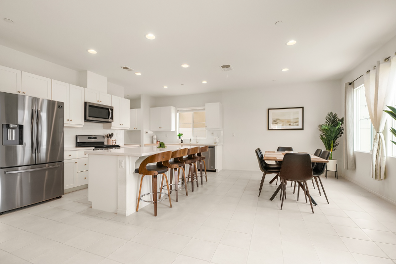 7284 Wembley St - Photo 7 of 41