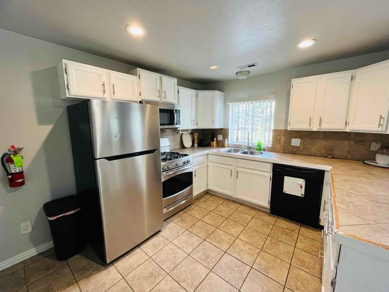 546 E Delno Dr - Photo 3 of 9