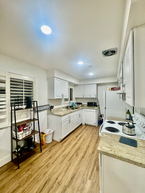 1509 S Foothill Dr - Photo 2 of 13
