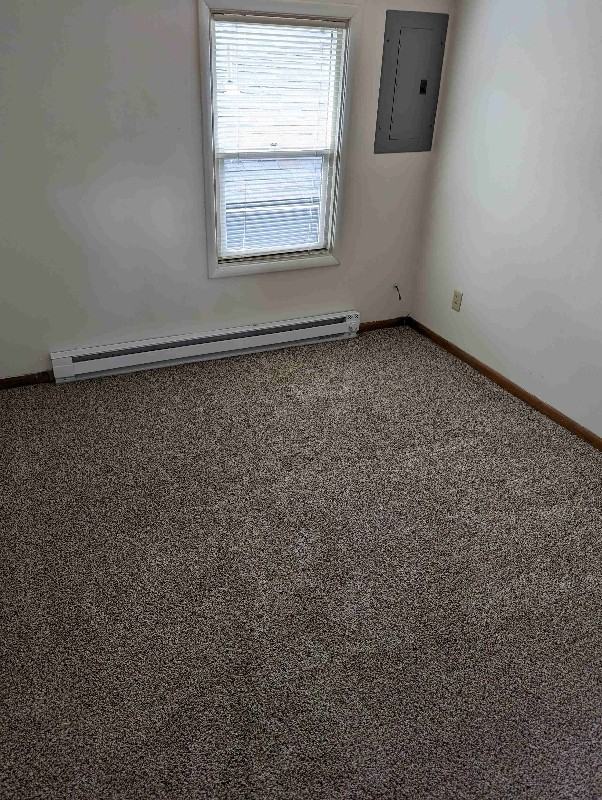 3797 D St Ne - Photo 3 of 8