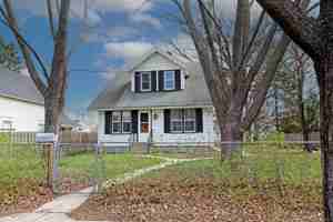 featured image of 818 7th Ave N #2