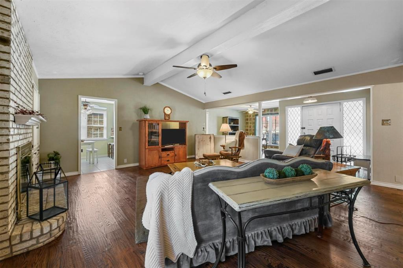 428 Park Bend Dr - Photo 2 of 4