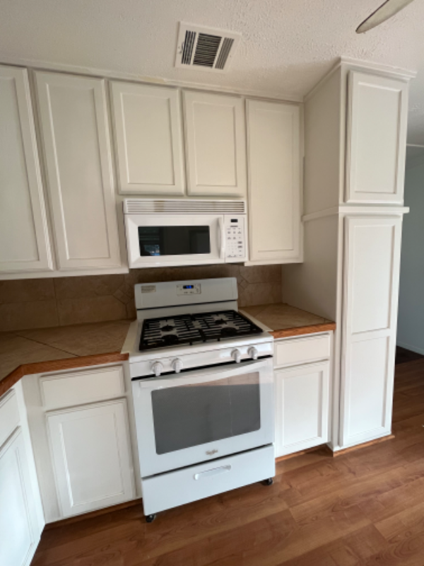 102 E Pecan St - Photo 3 of 50