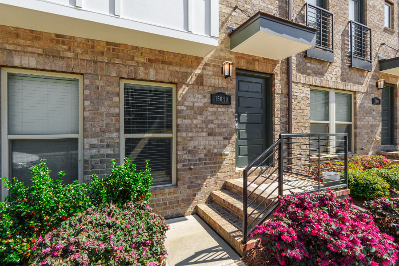 15040 New Amsterdam Ln - Photo 2 of 33