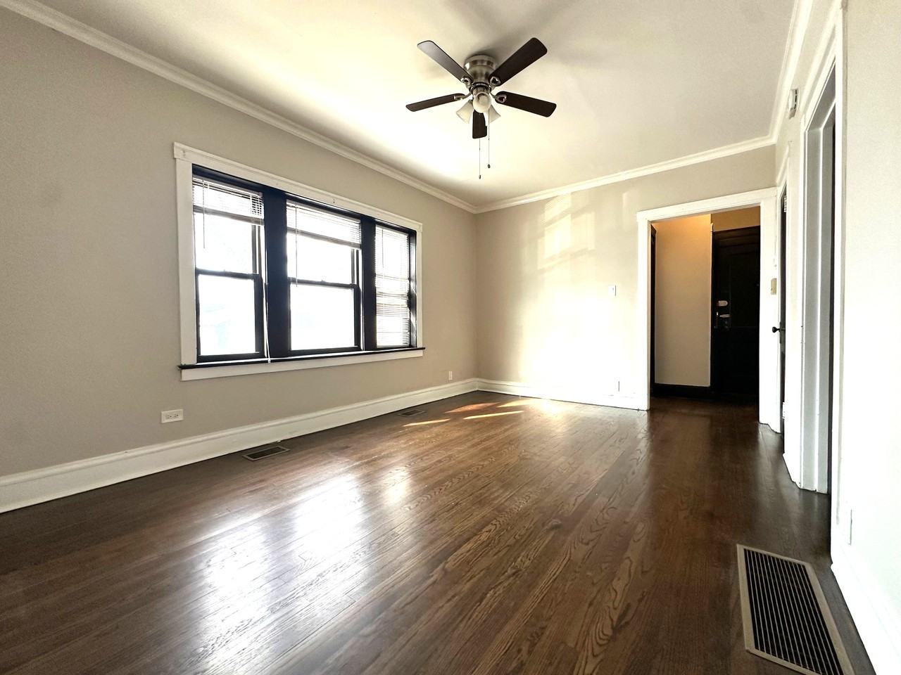 3502 3502 08 W. Grace St. #3506-1 - Photo 4 of 10