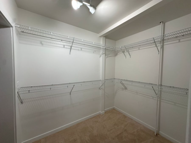 303 N Delphine Ave #303 - Photo 4 of 19