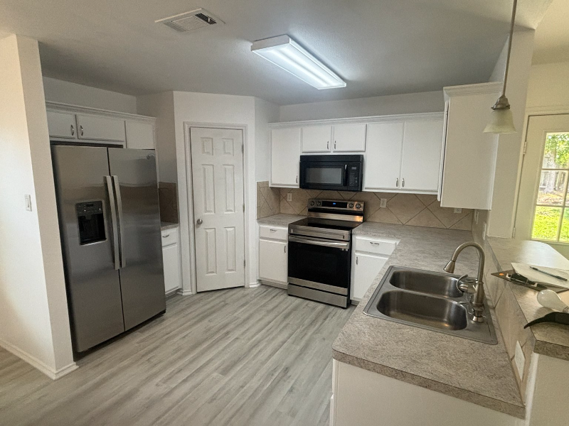 1121 Dixon Cir - Photo 3 of 20