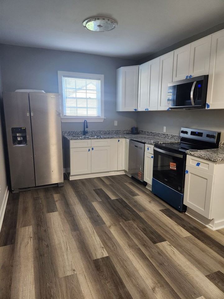 1131 Hawk St - Photo 2 of 12