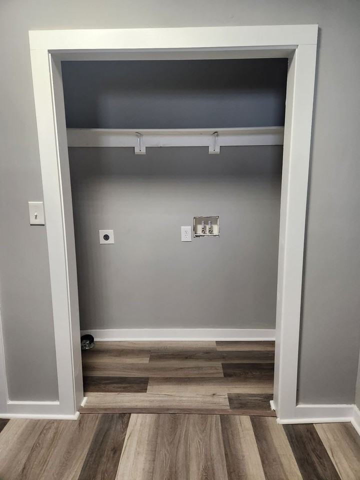 1131 Hawk St - Photo 3 of 12