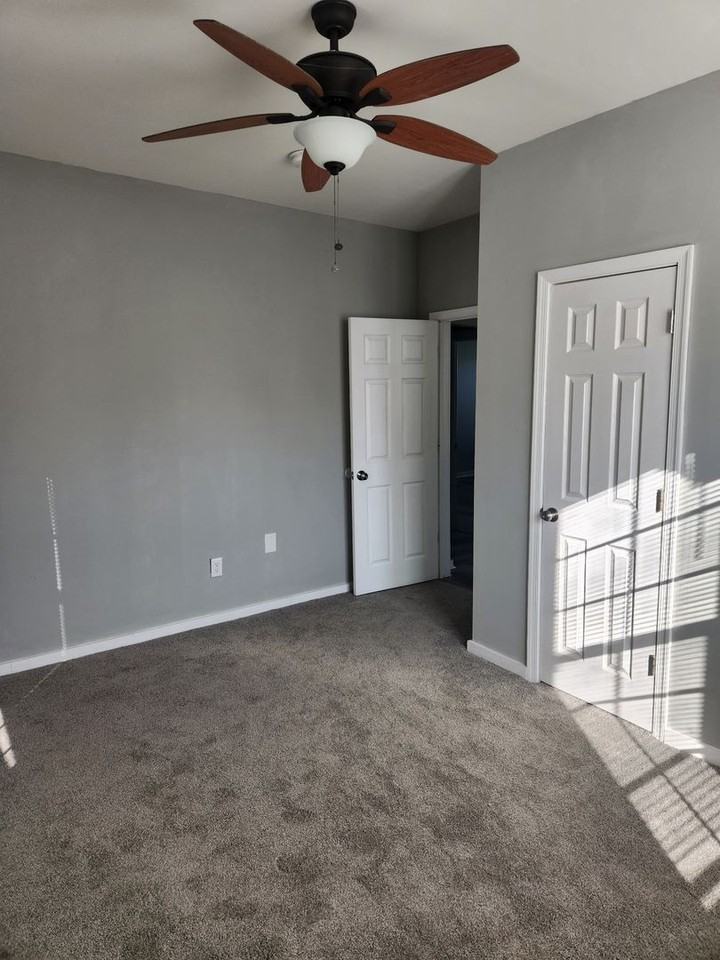 1131 Hawk St - Photo 4 of 12