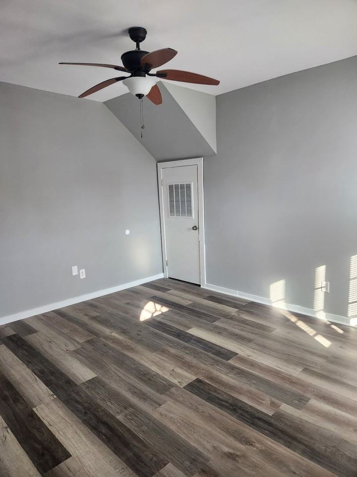 1131 Hawk St - Photo 6 of 12