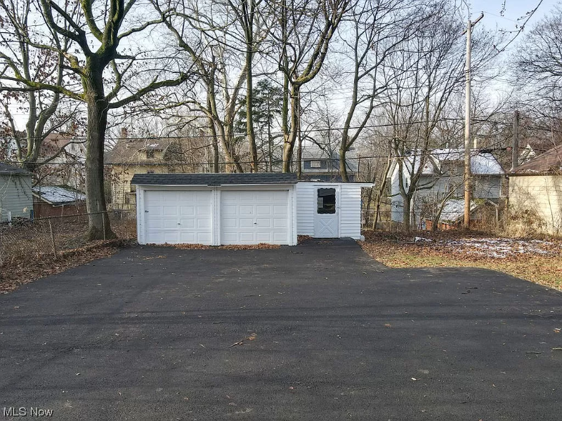 1686 Lee Rd - Photo 2 of 21