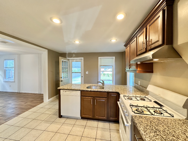 818 C St - Photo 5 of 18