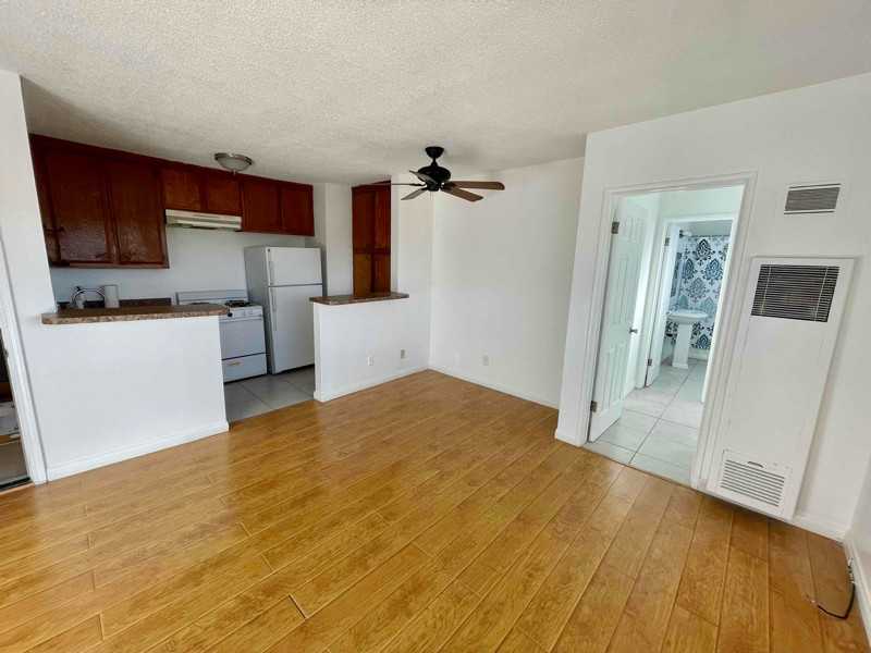 933 6th St #10 - Photo 2 of 6