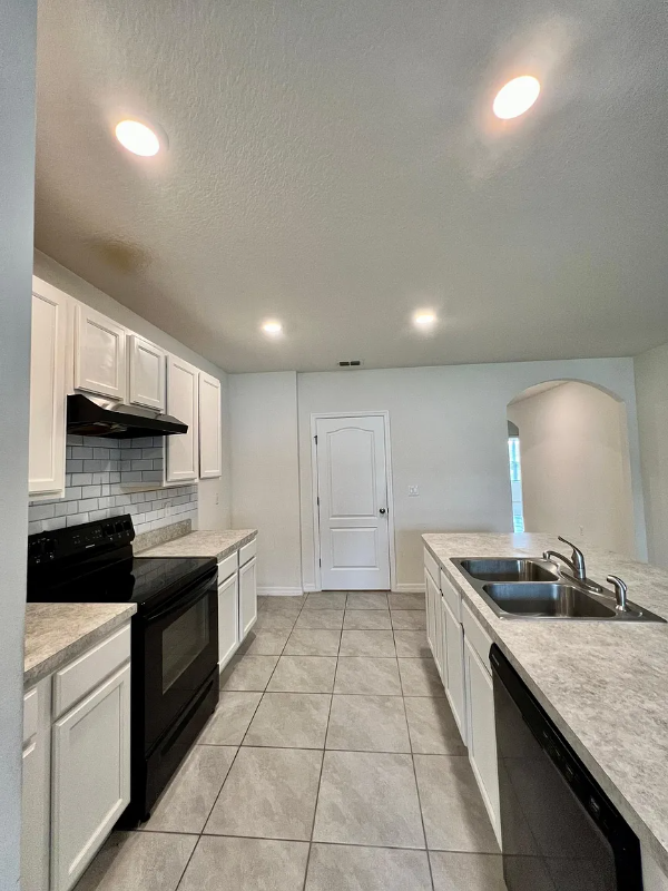 237 St Georges Cir - Photo 3 of 14