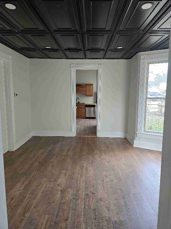 909 6th Ave - Photo 2 of 20