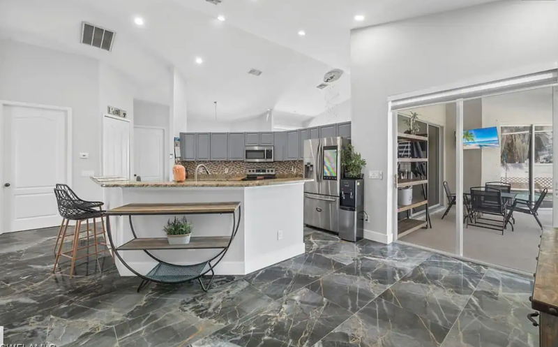 711 Nw 19th Ct - Photo 5 of 13