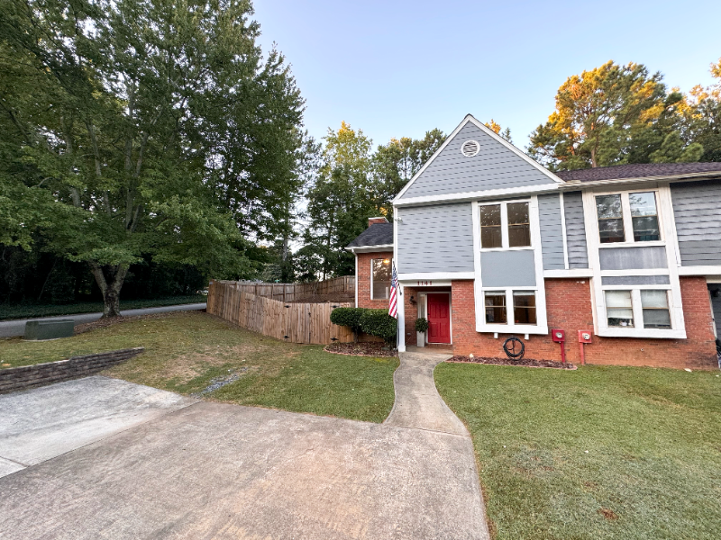 1141 Berkley Dr Se - Photo 2 of 19