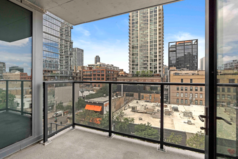 160 W Huron St - Photo 2 of 11
