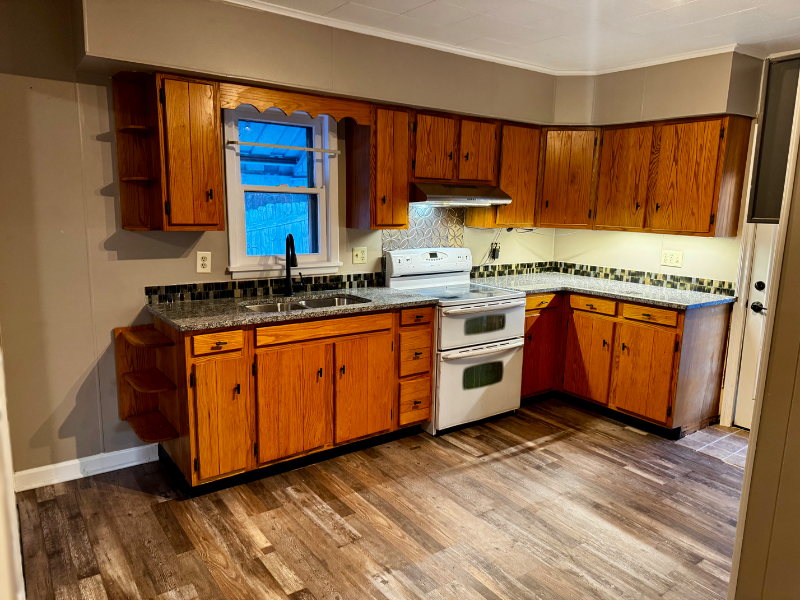 108 Broad St - Photo 4 of 25