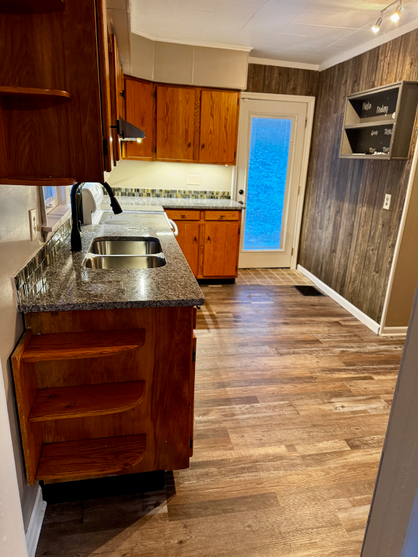 108 Broad St - Photo 5 of 25