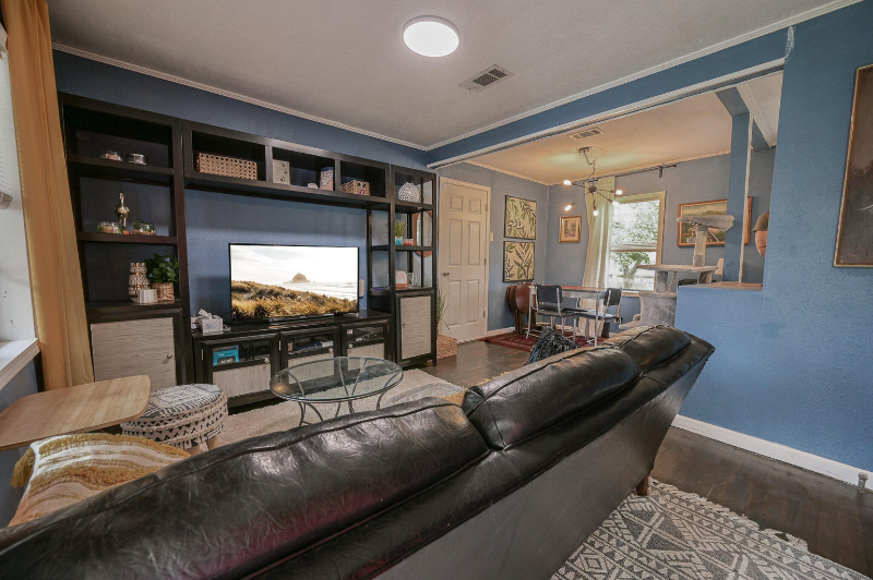 1403 Aaron St - Photo 2 of 9