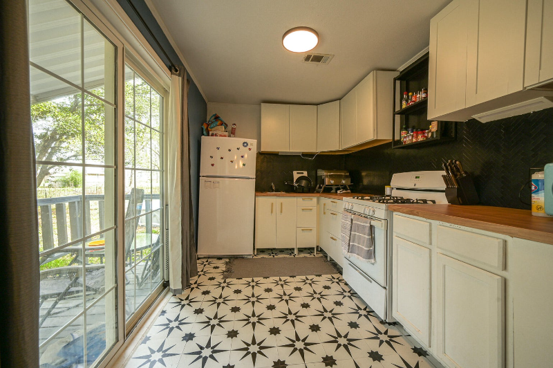 1403 Aaron St - Photo 4 of 9