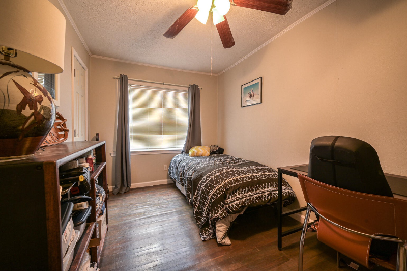 1403 Aaron St - Photo 5 of 9