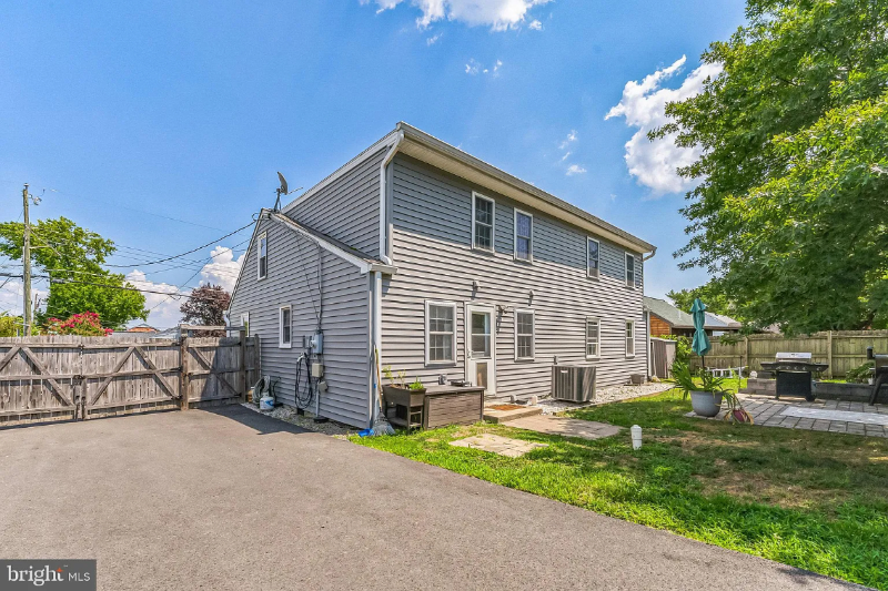 14710 Featherstone Rd - Photo 2 of 11