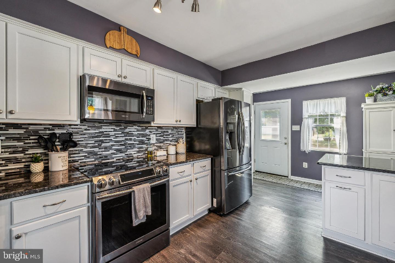 14710 Featherstone Rd - Photo 7 of 11