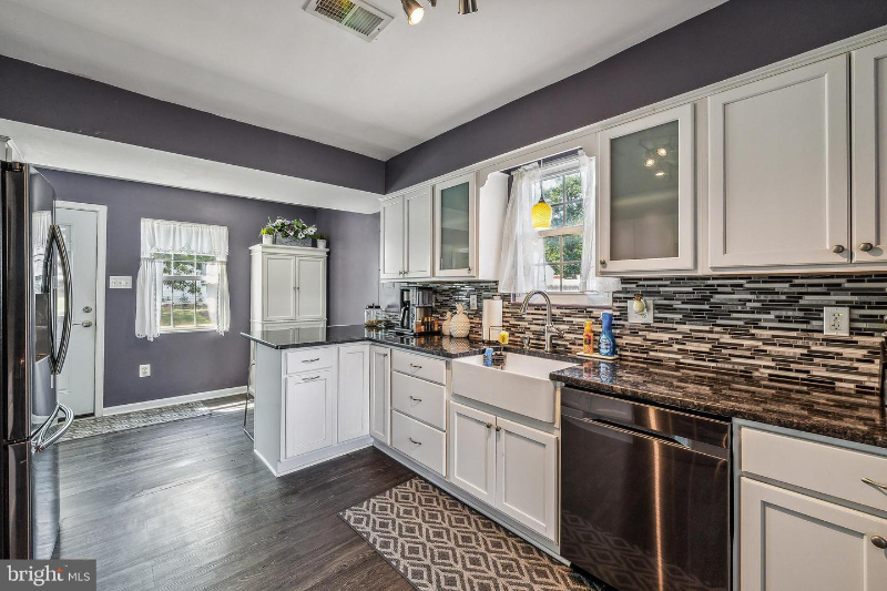 14710 Featherstone Rd - Photo 4 of 11