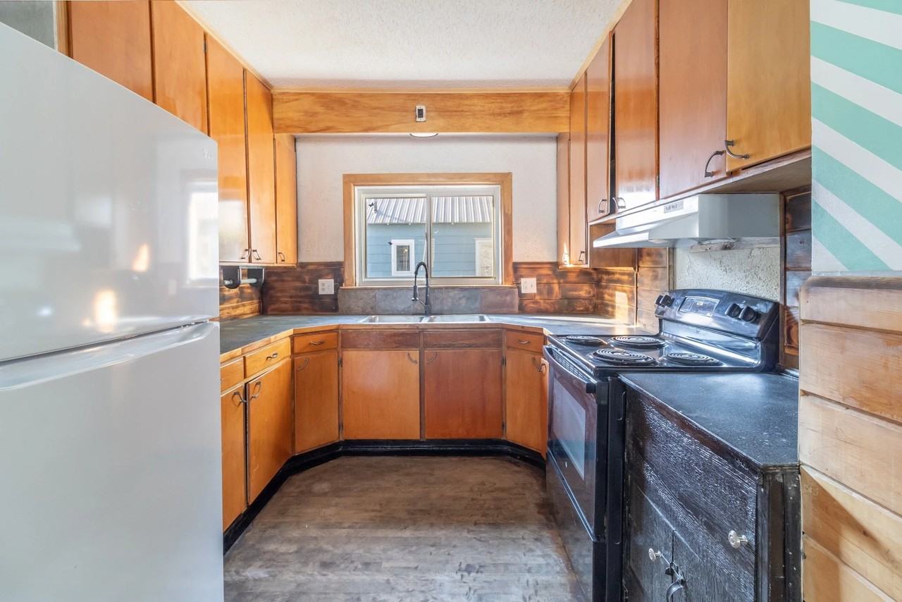 479 Aroostook Ave - Photo 3 of 20