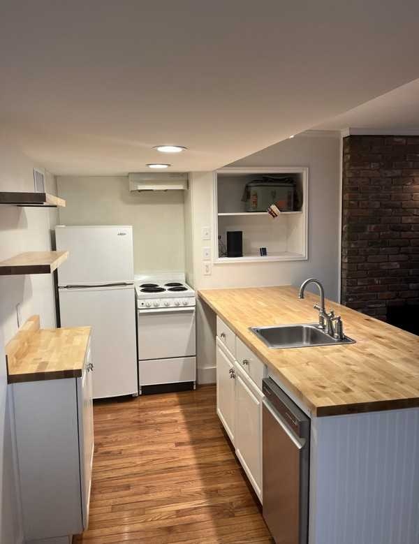 1426 Milner Cres S - Photo 3 of 19