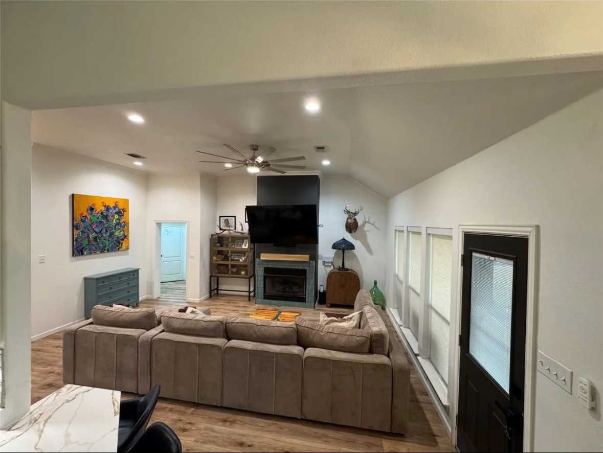 511 Emma St - Photo 3 of 15