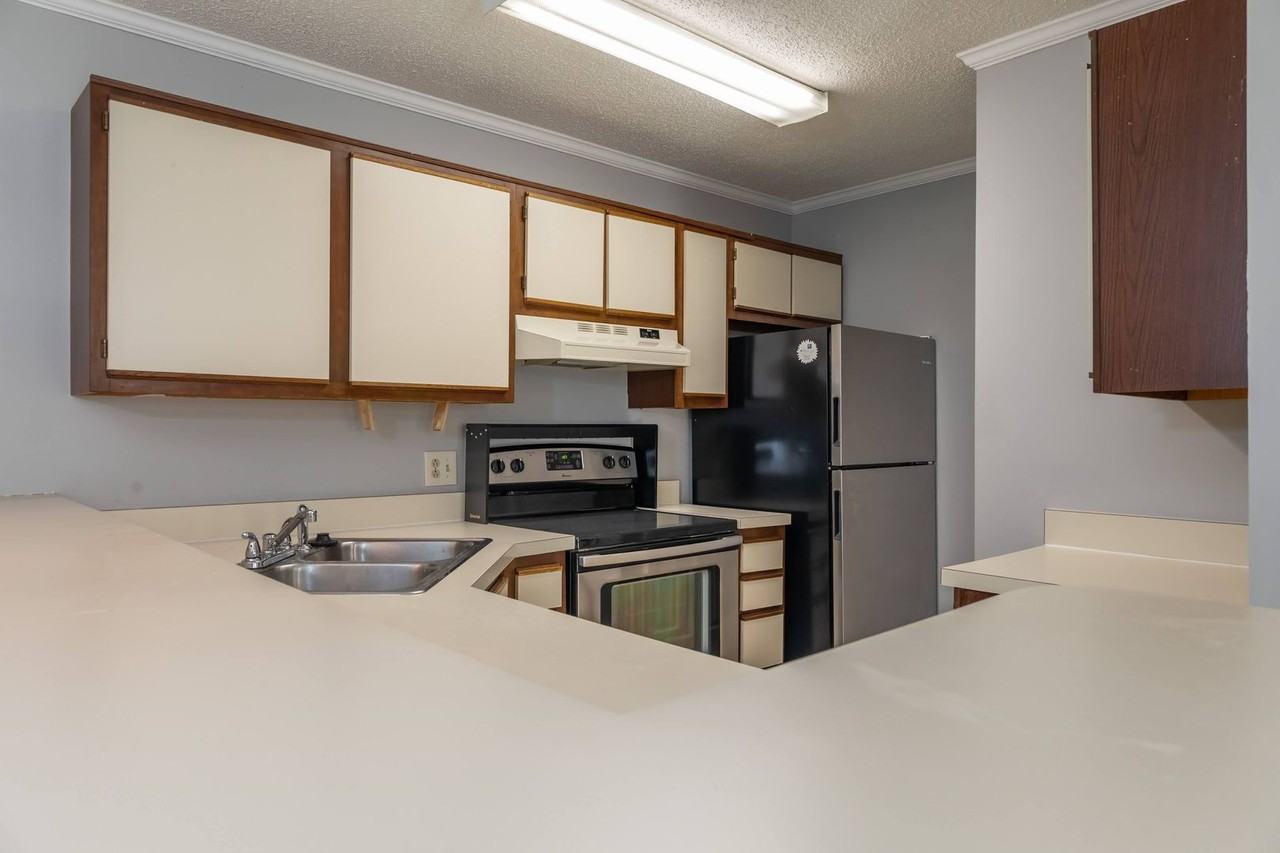 109 Stratford Dr #H - Photo 6 of 14