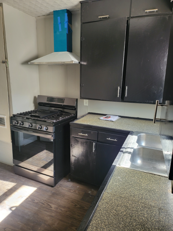 823 W 9th St - Photo 2 of 6
