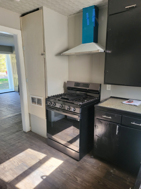 823 W 9th St - Photo 3 of 6