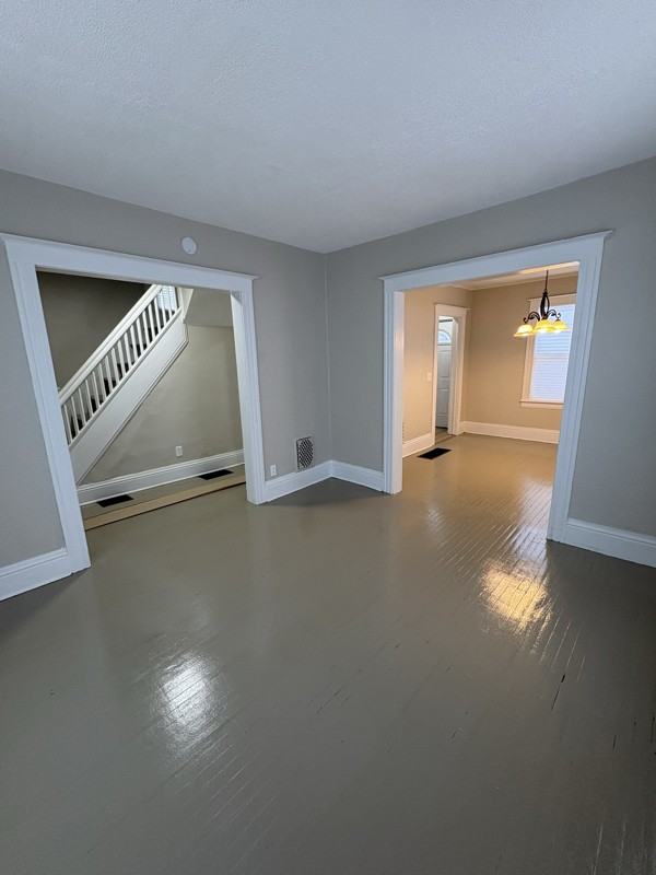 146 Roycroft Dr - Photo 2 of 25